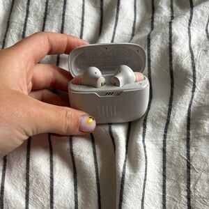 JBL True Wireless Earbuds in White